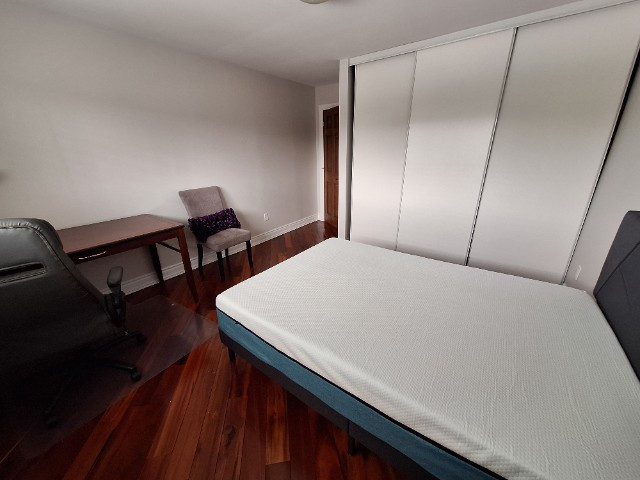 Grande chambre meublée, tout inclus, avec salle de bain privée