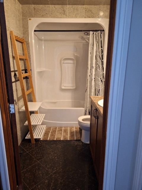 Grande chambre meublée, tout inclus, avec salle de bain privée