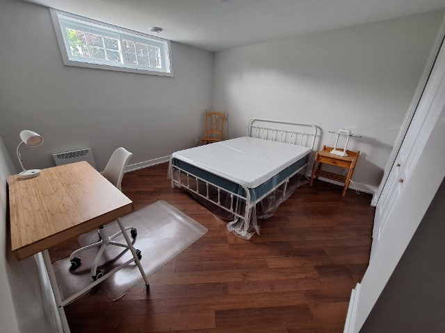 Grande chambre meublée, tout inclus, avec salle de bain semi-privée