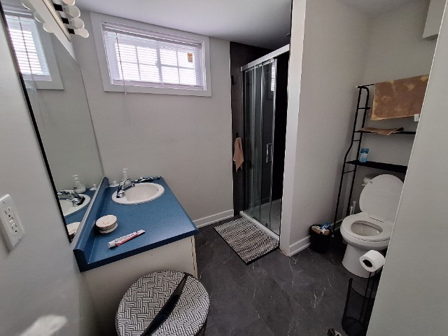 Grande chambre meublée, tout inclus, avec salle de bain semi-privée