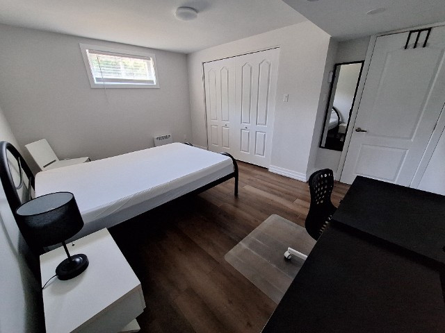 Grande chambre meublée, tout inclus, avec salle de bain semi-privée