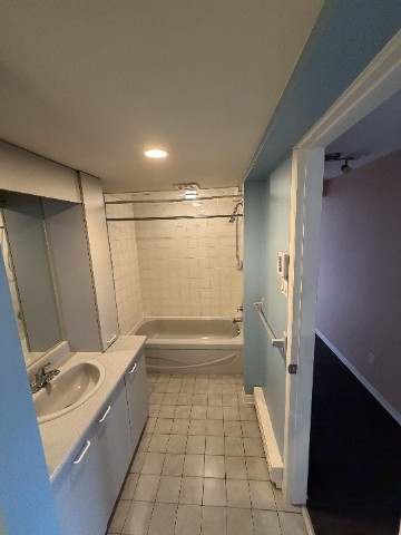 4 1/2 sous-sol a louer , calme paisible, accès terrain